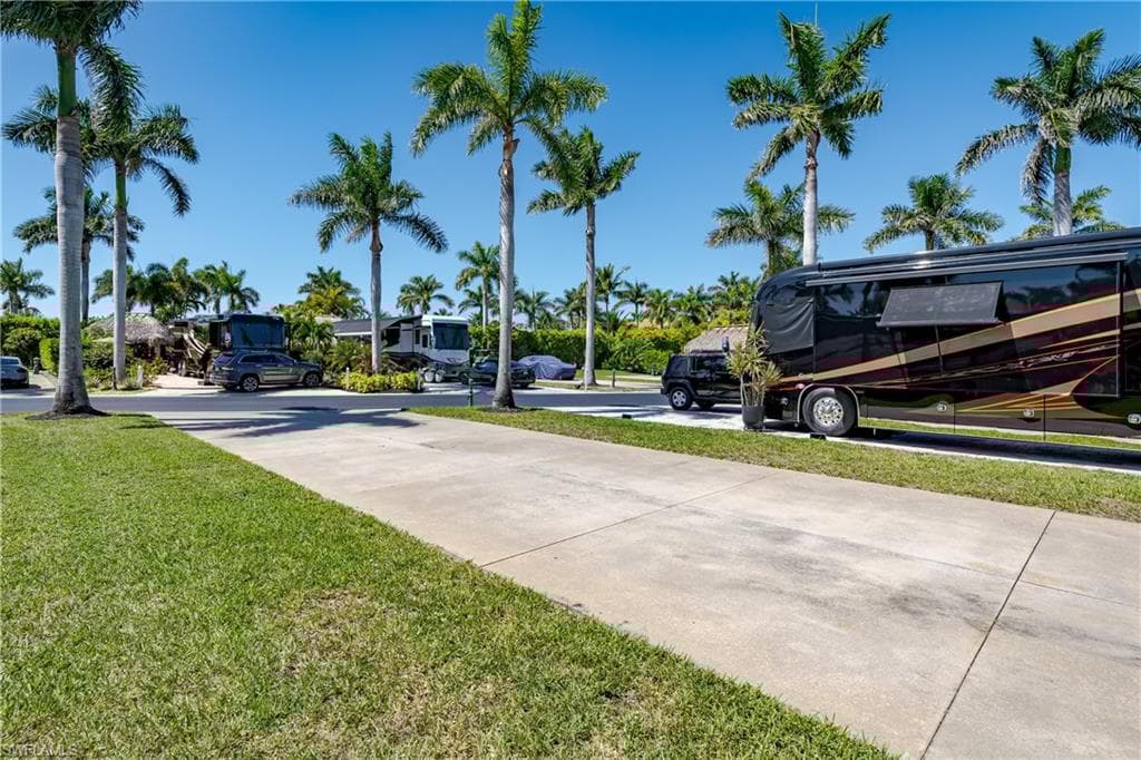 13594 Snapper Ln, Naples, FL 34114-17