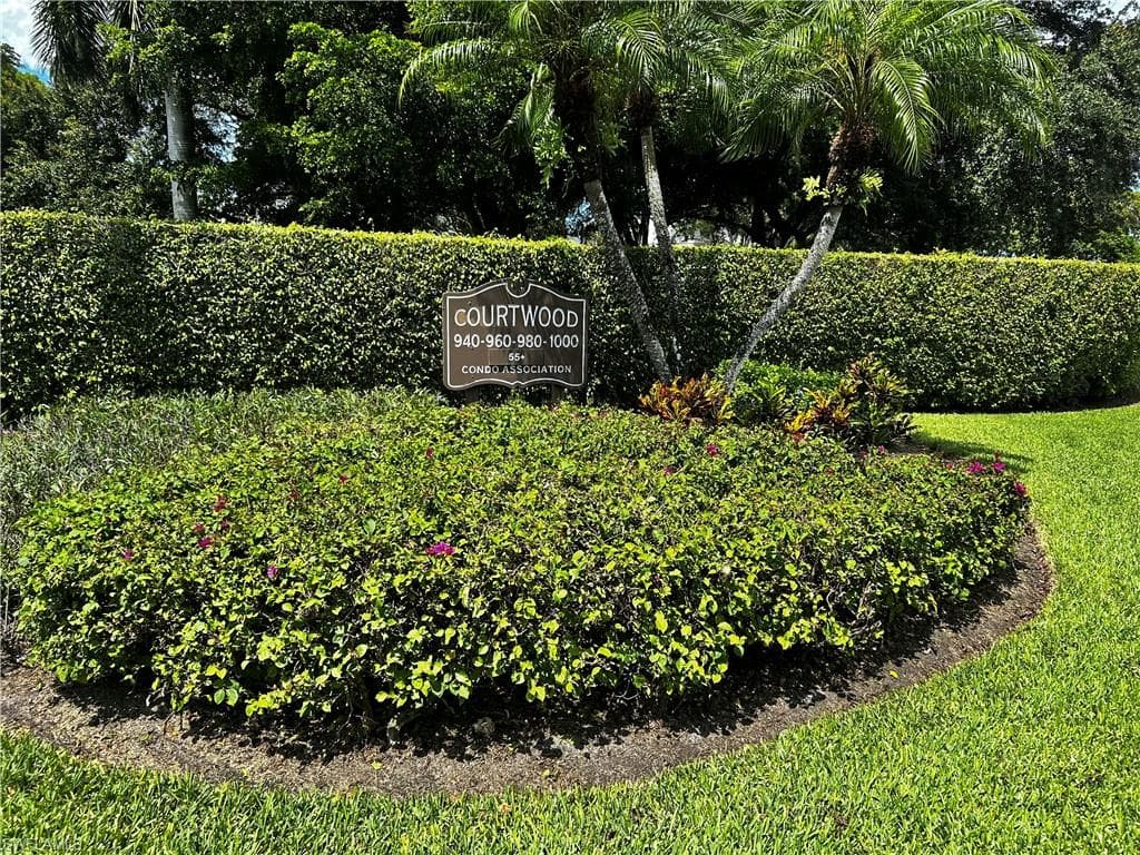960 Palm View Dr 111, Naples, FL 34110-2