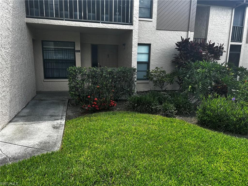 960 Palm View Dr 111, Naples, FL 34110-3