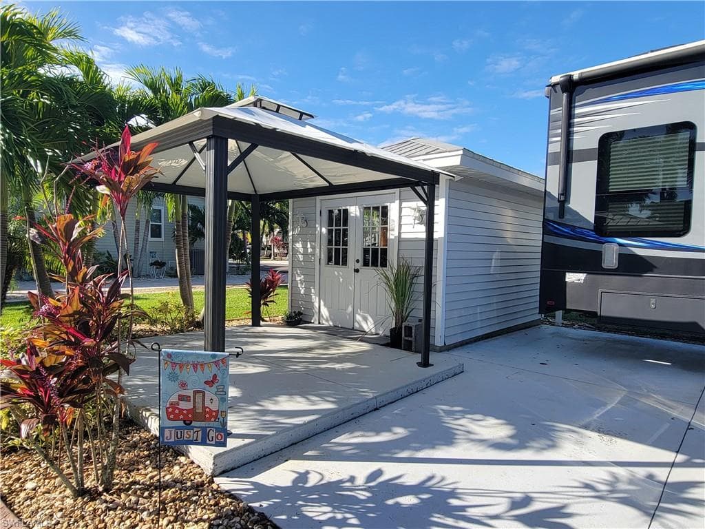 10002 Parkwood Dr, Fort Myers, FL 33905-3