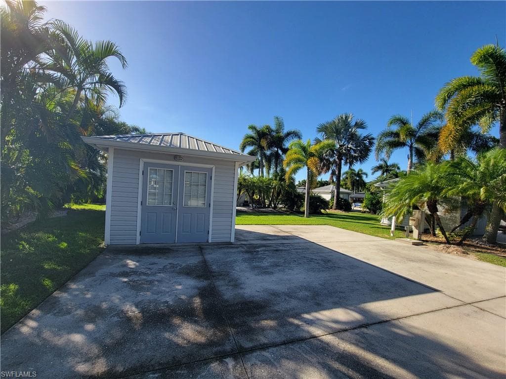 10130 Sunnywood Ct, Fort Myers, FL 33905-3