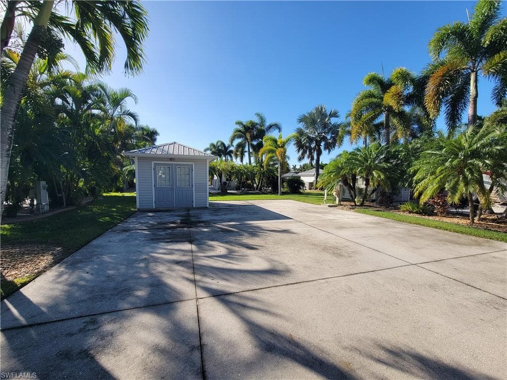 10130 Sunnywood Ct, Fort Myers, FL 33905-5