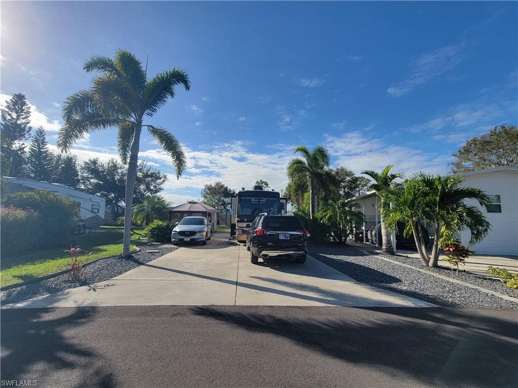 5890 Maplewood Ct., Fort Myers, FL 33905-1