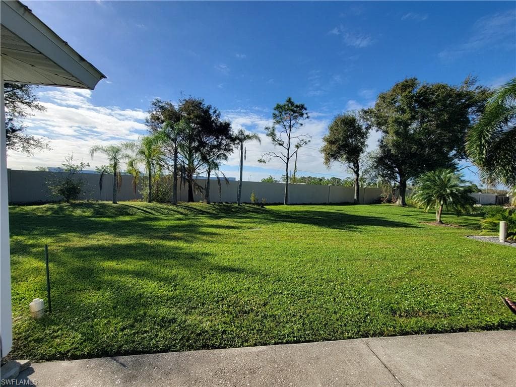 5890 Maplewood Ct., Fort Myers, FL 33905-5