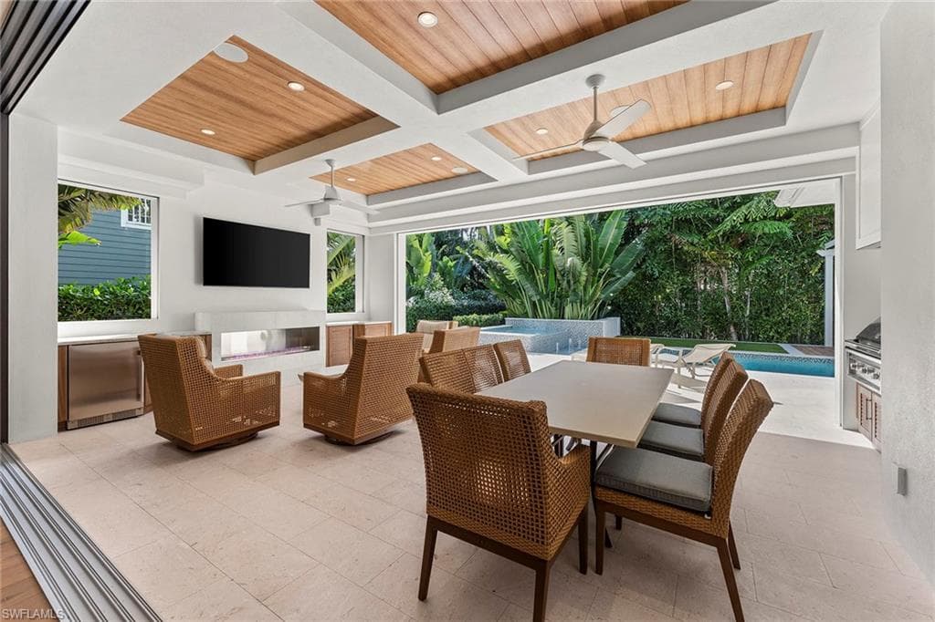 644 Lake Dr, Naples, FL 34102-12