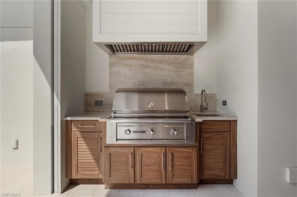 644 Lake Dr, Naples, FL 34102-15