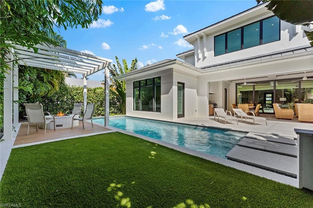 644 Lake Dr, Naples, FL 34102-16