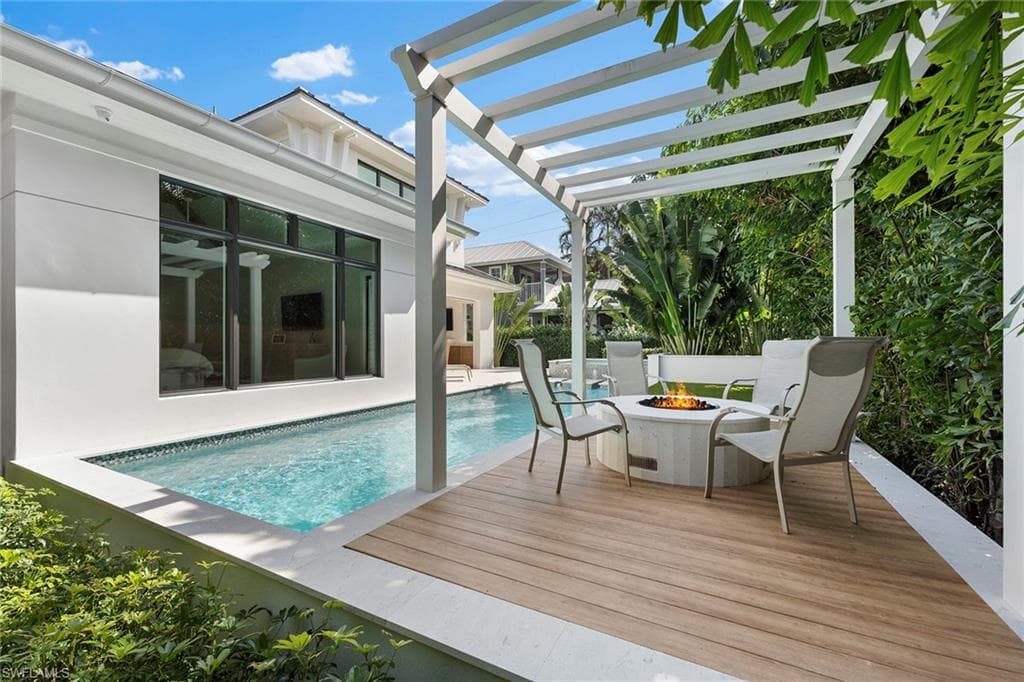 644 Lake Dr, Naples, FL 34102-17