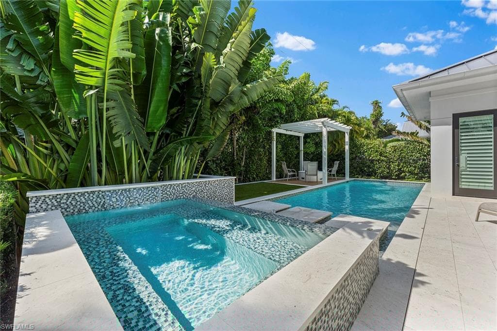 644 Lake Dr, Naples, FL 34102-19