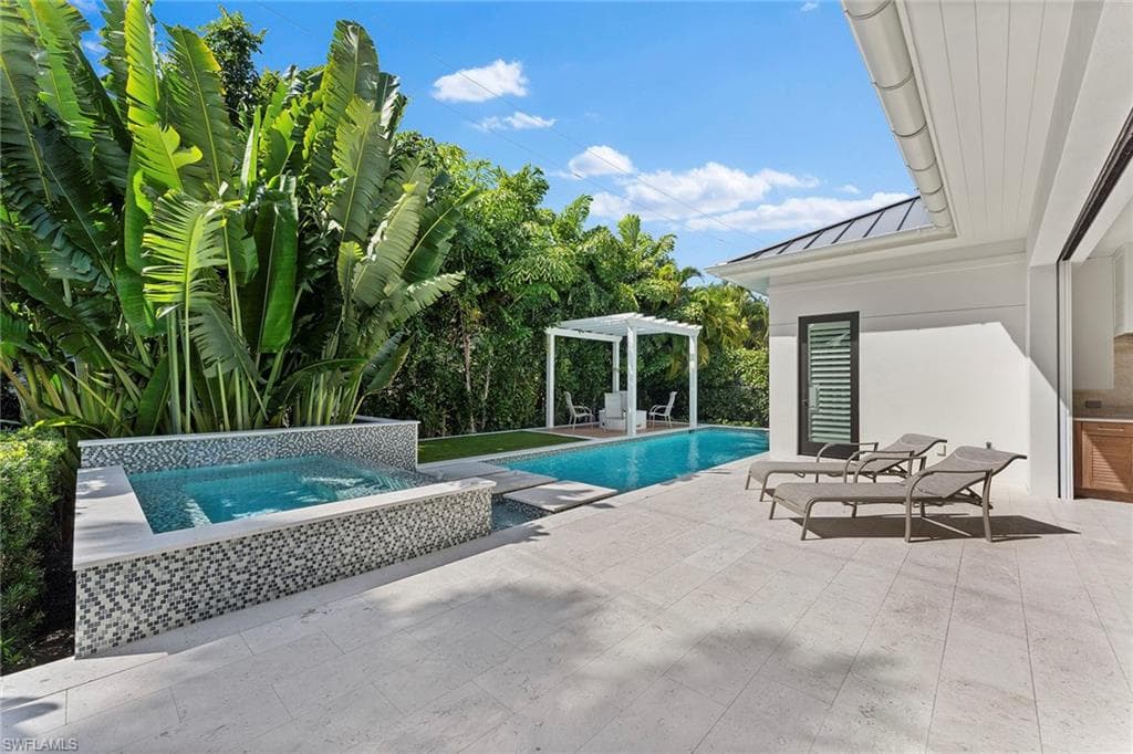 644 Lake Dr, Naples, FL 34102-20
