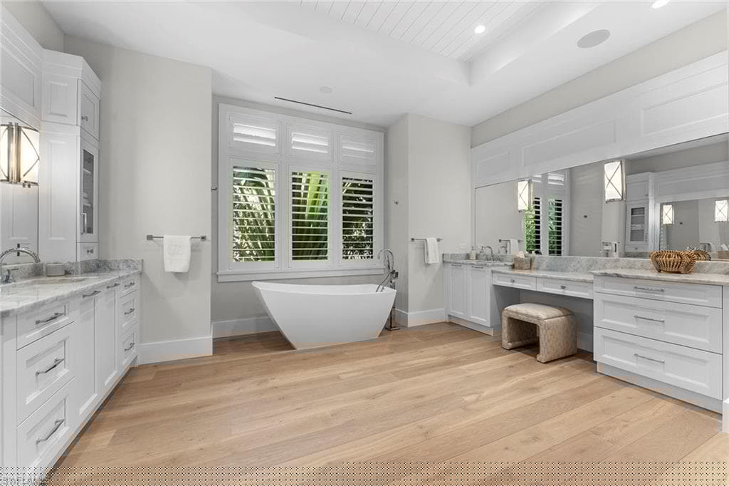 644 Lake Dr, Naples, FL 34102-23