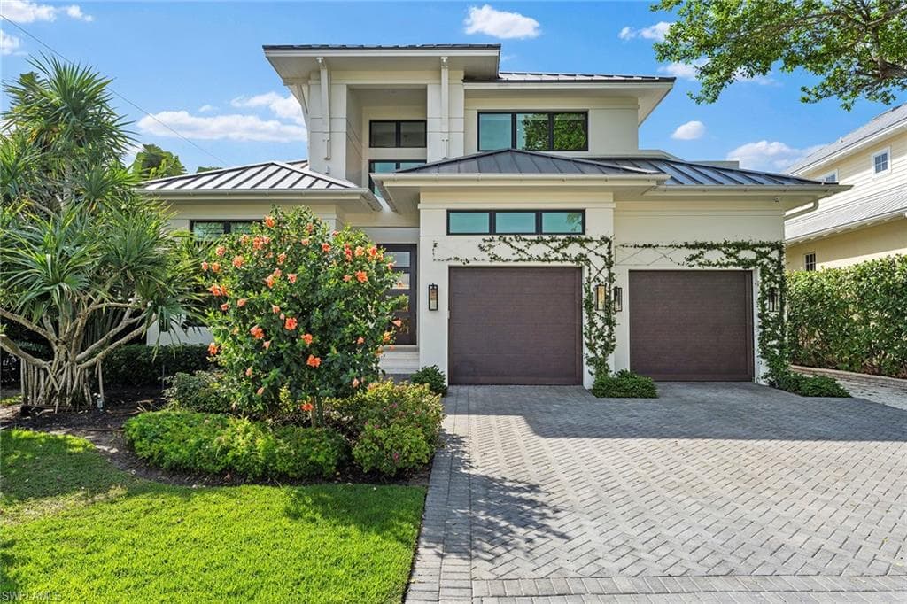 644 Lake Dr, Naples, FL 34102-2