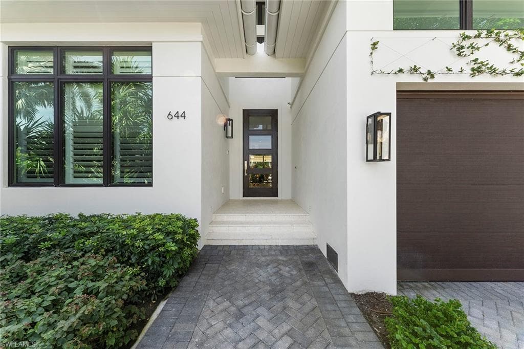 644 Lake Dr, Naples, FL 34102-3