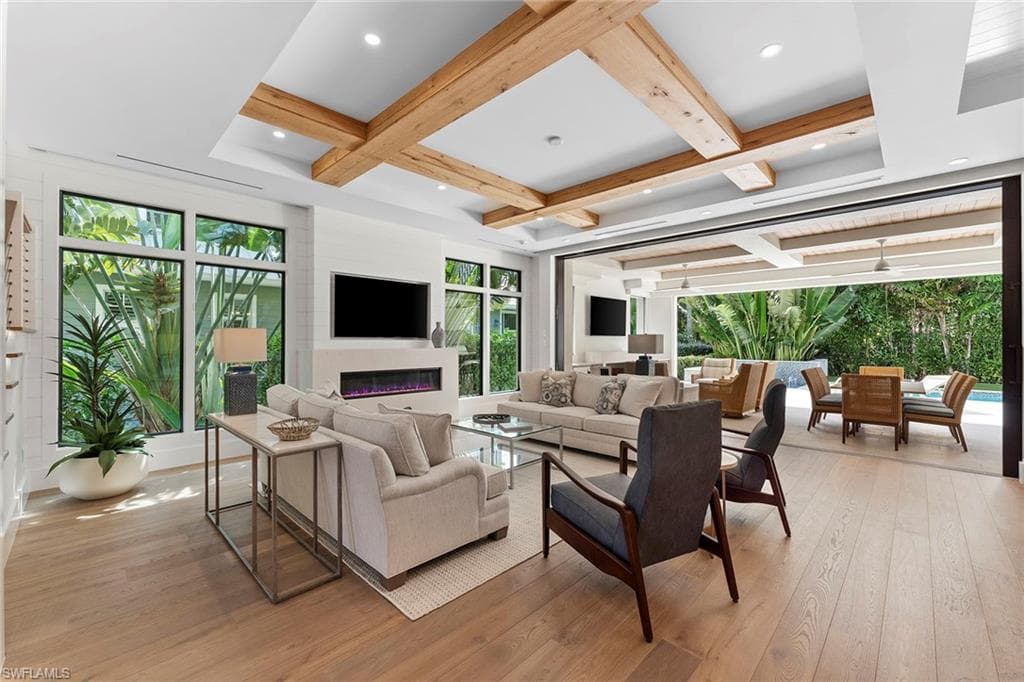 644 Lake Dr, Naples, FL 34102-6