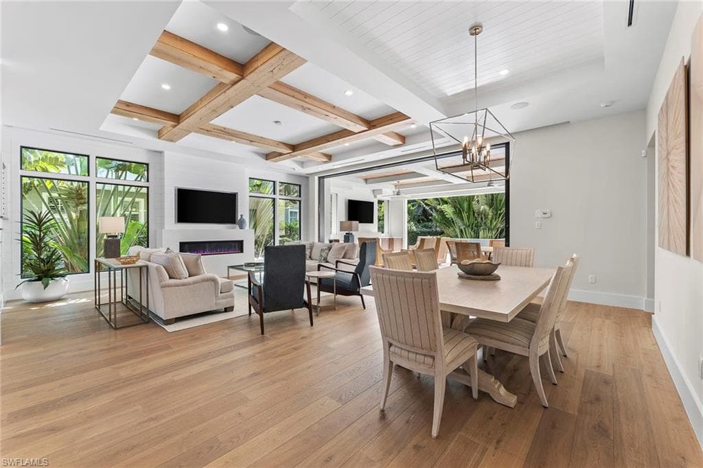 644 Lake Dr, Naples, FL 34102-7