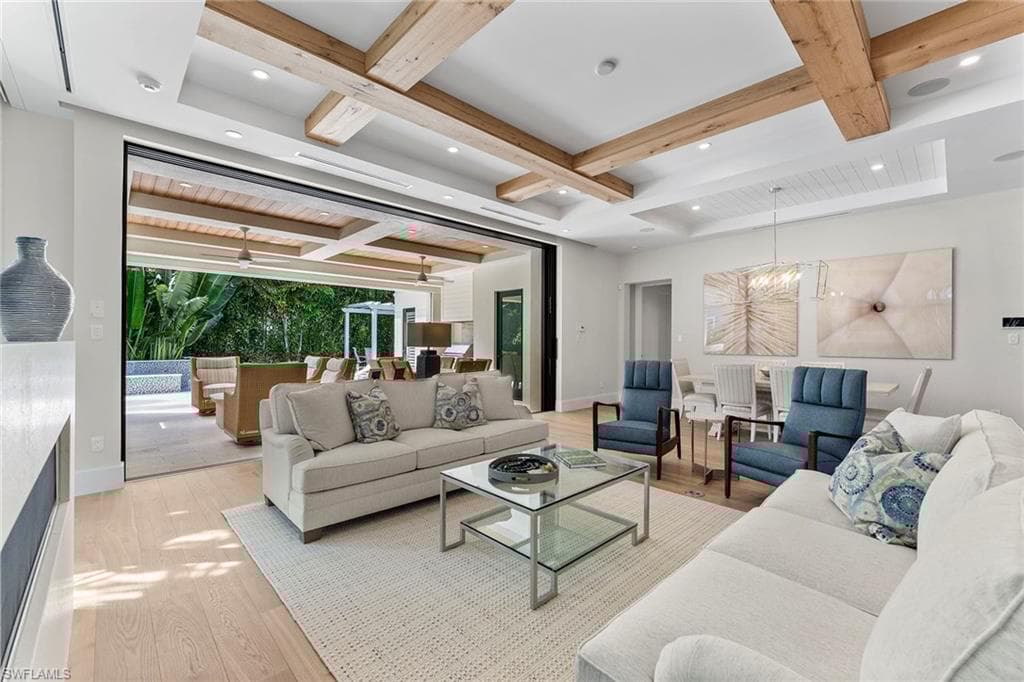 644 Lake Dr, Naples, FL 34102-8