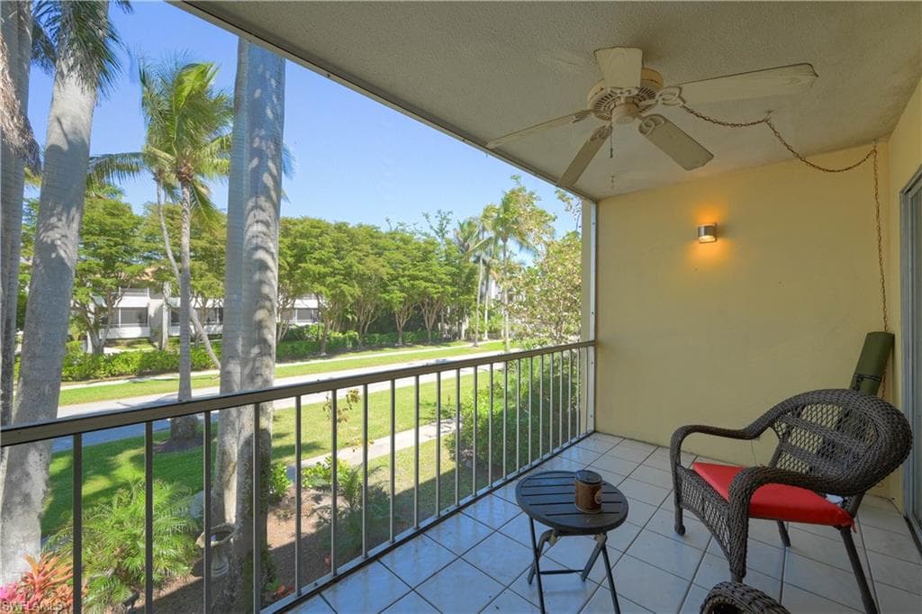 900 8th Ave S 204, Naples, FL 34102-9
