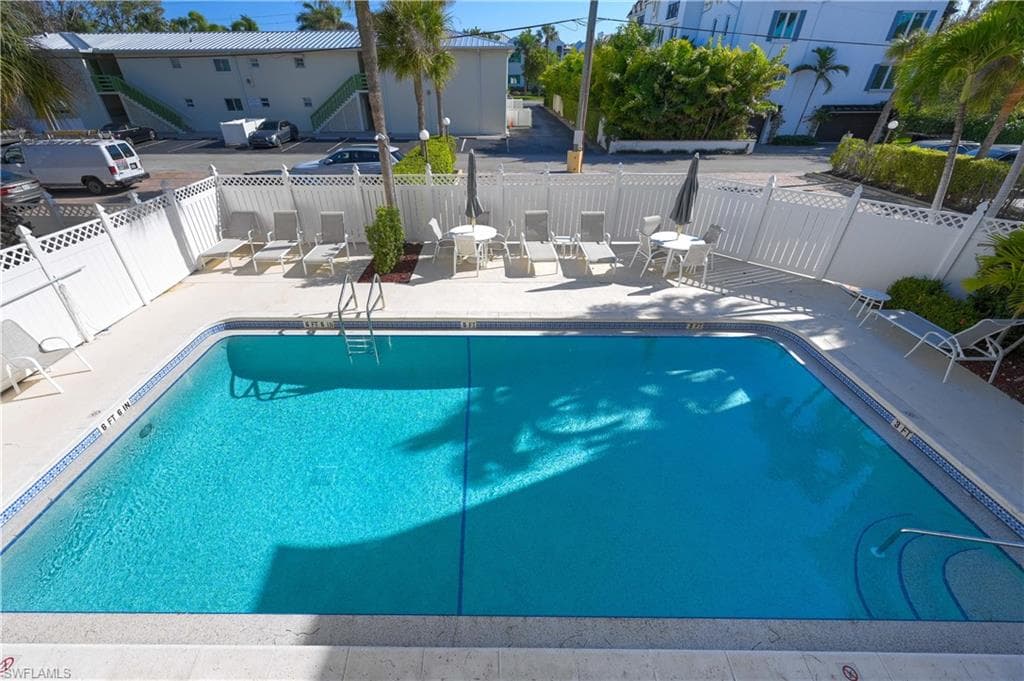 900 8th Ave S 204, Naples, FL 34102-10