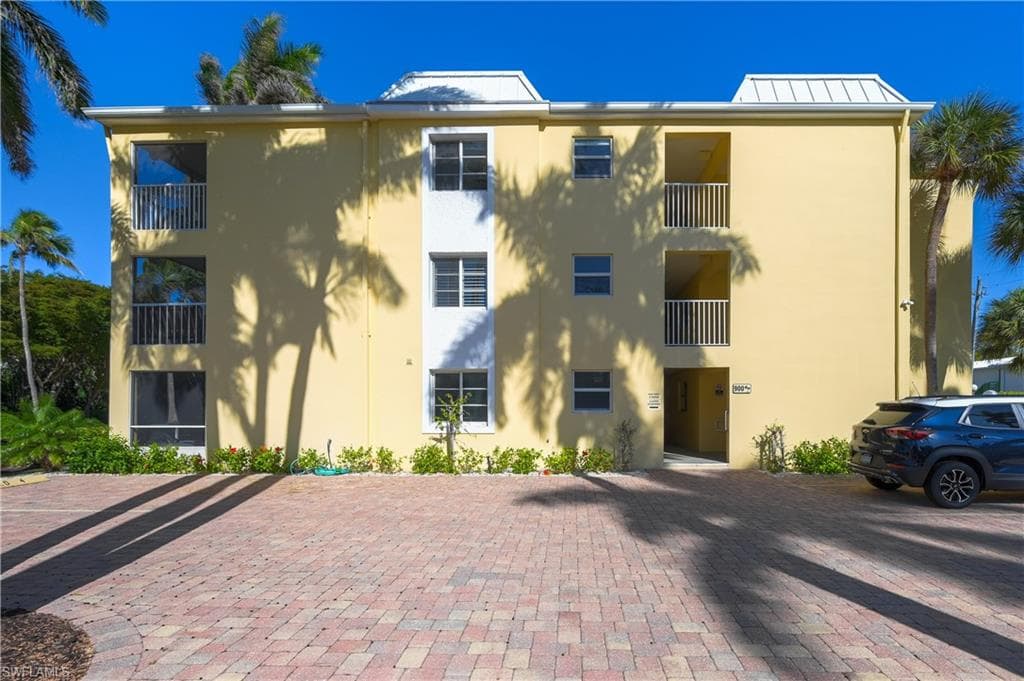 900 8th Ave S 204, Naples, FL 34102-11