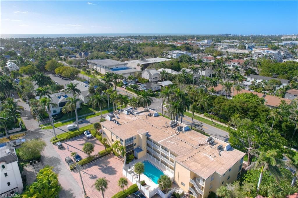 900 8th Ave S 204, Naples, FL 34102-1