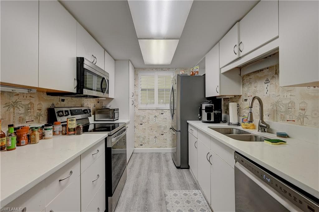 900 8th Ave S 204, Naples, FL 34102-3