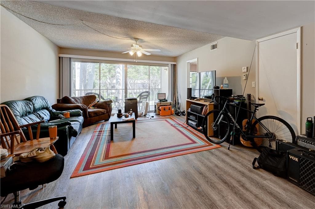 900 8th Ave S 204, Naples, FL 34102-4