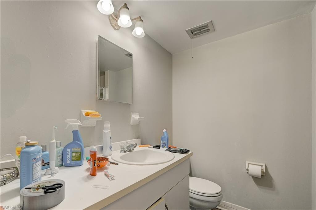 900 8th Ave S 204, Naples, FL 34102-8