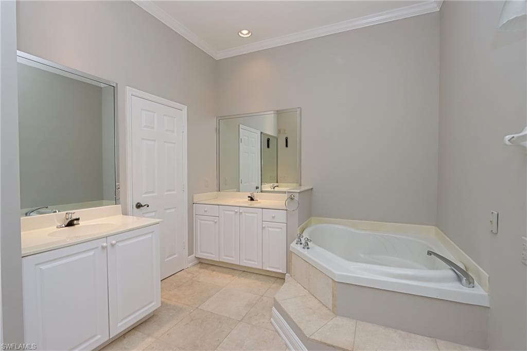 934 Egrets Run 204, Naples, FL 34108-17