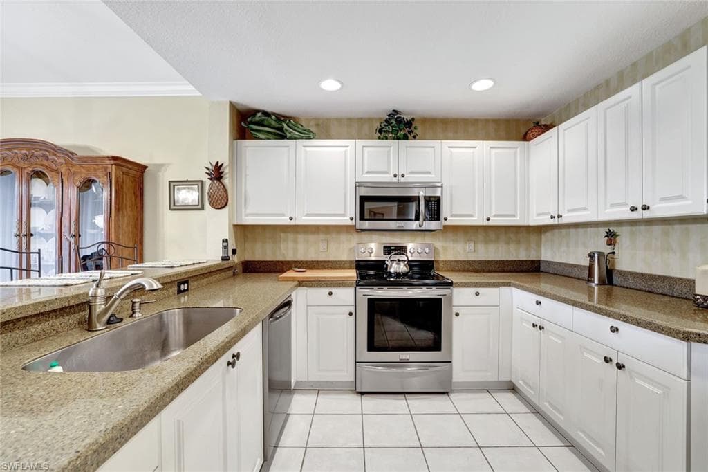 800 Diamond Cir NE 805, Naples, FL 34110-9