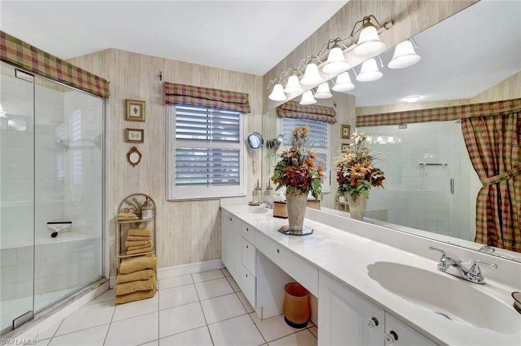 800 Diamond Cir NE 805, Naples, FL 34110-18