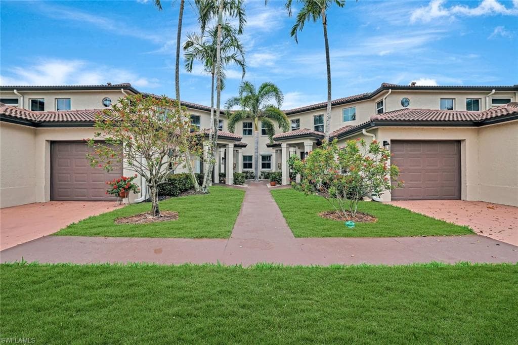 800 Diamond Cir NE 805, Naples, FL 34110-1