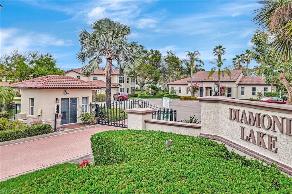 800 Diamond Cir NE 805, Naples, FL 34110-38