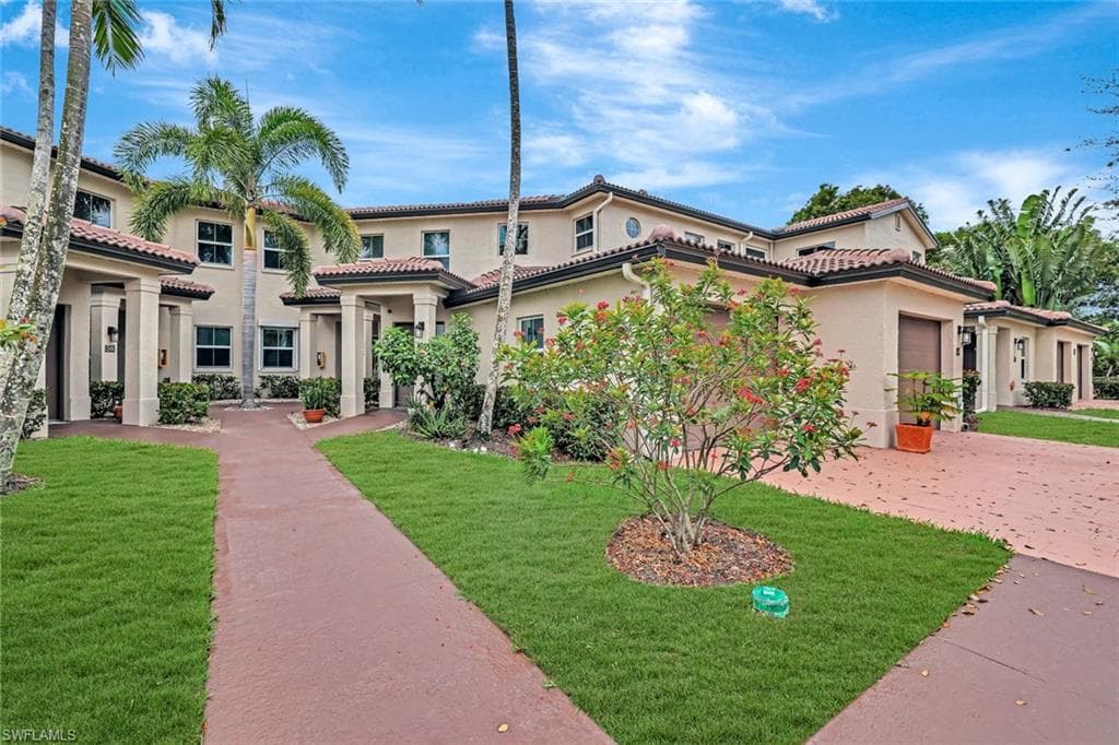 800 Diamond Cir NE 805, Naples, FL 34110-3