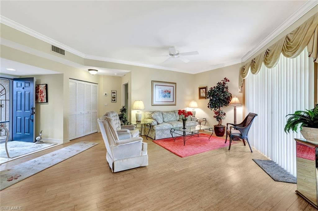 800 Diamond Cir NE 805, Naples, FL 34110-5