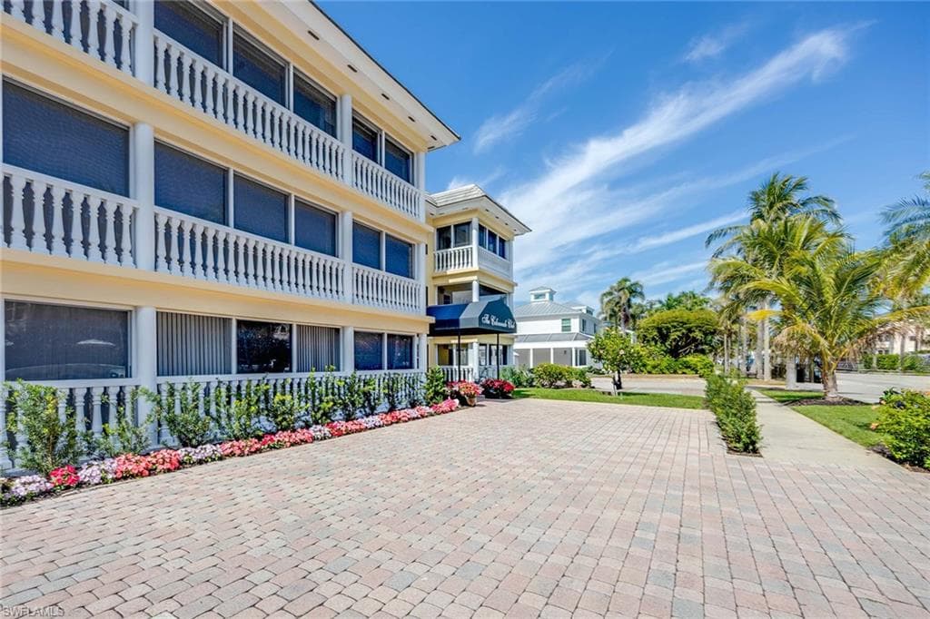 666 3rd St S 101, Naples, FL 34102-23