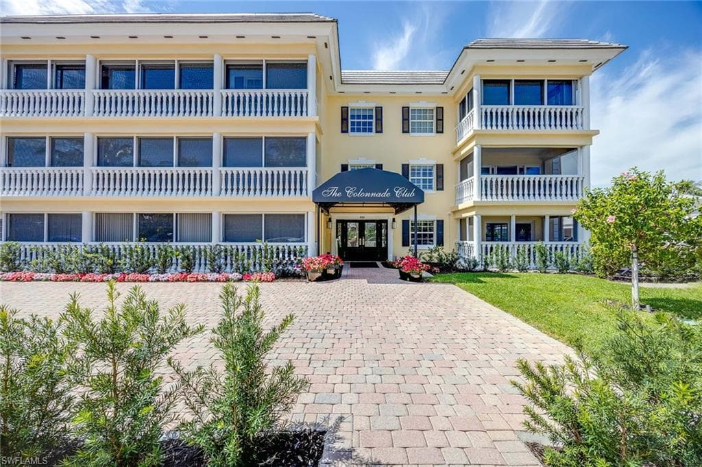 666 3rd St S 101, Naples, FL 34102-2