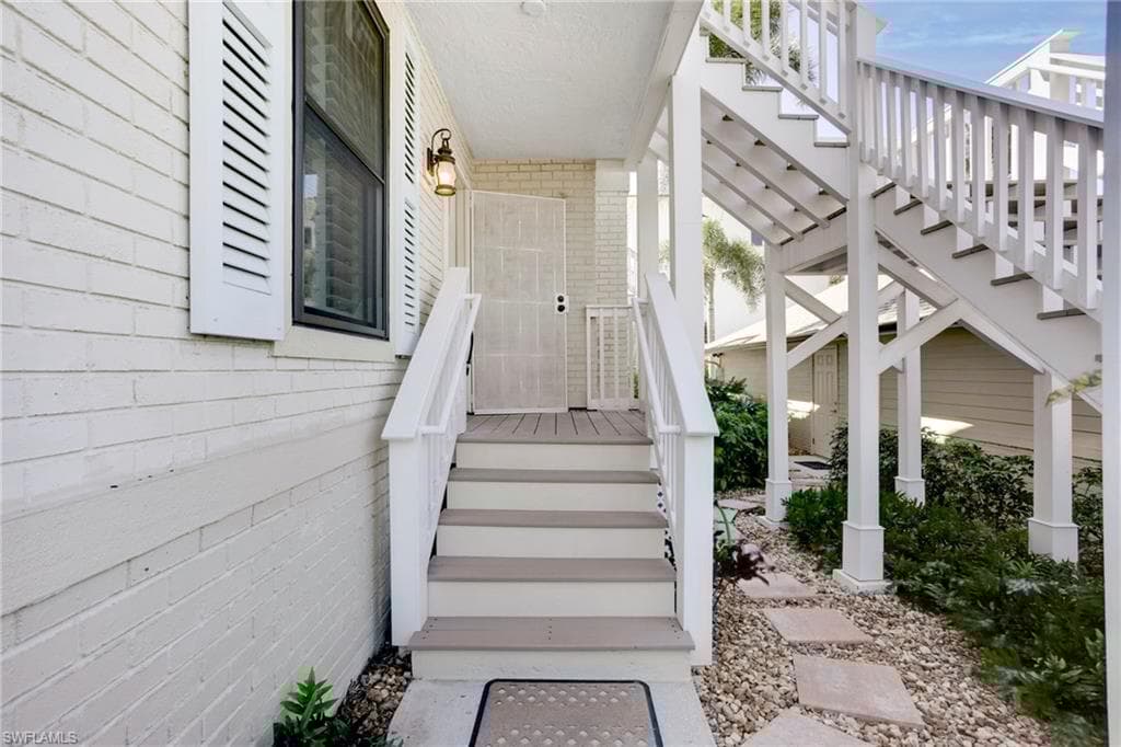 542 10th Ave S 102n, Naples, FL 34102-2