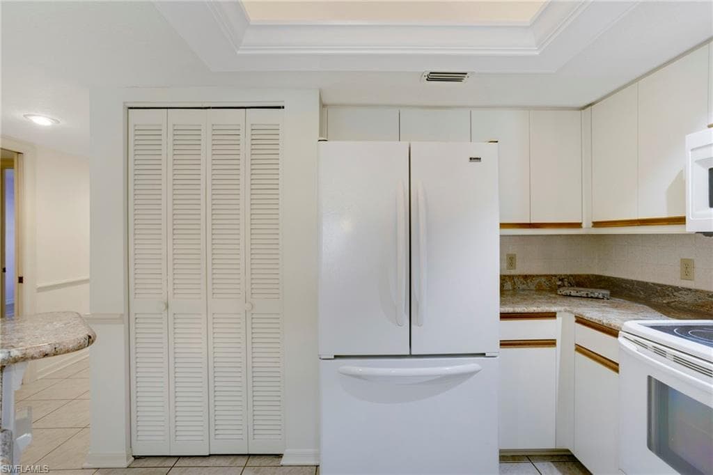 542 10th Ave S 102n, Naples, FL 34102-7