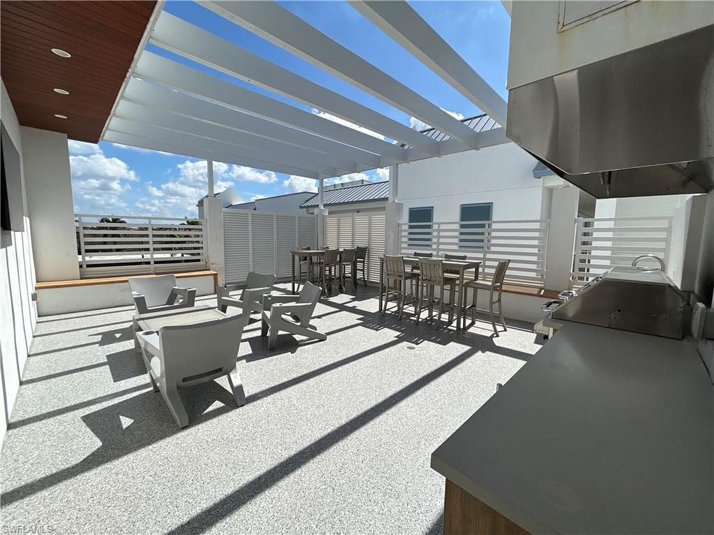 101 8th St S 302, Naples, FL 34102-5
