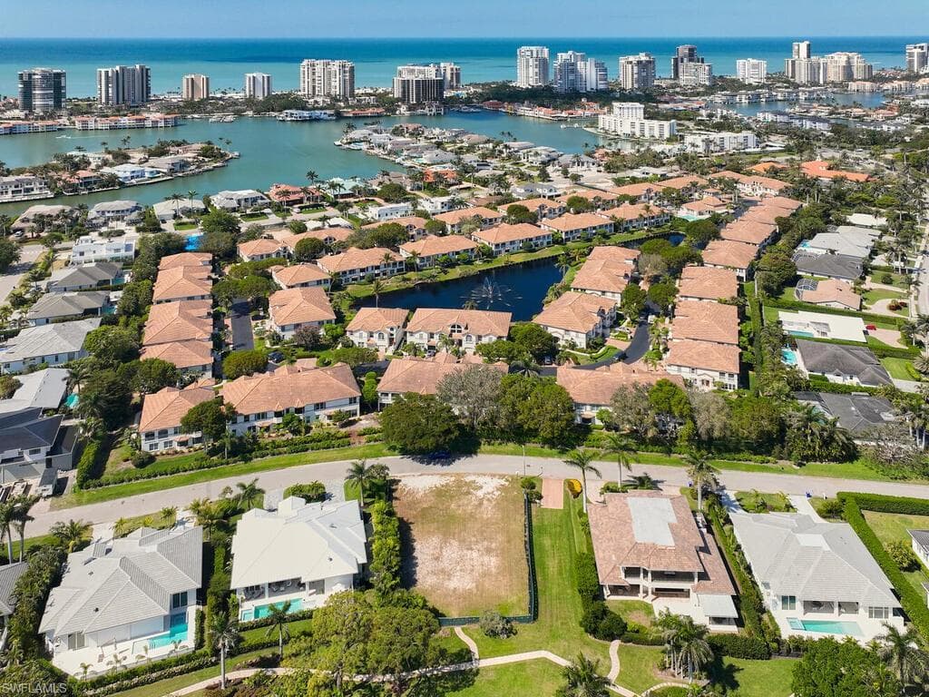 732 Park Shore Ct, Naples, FL 34103-4