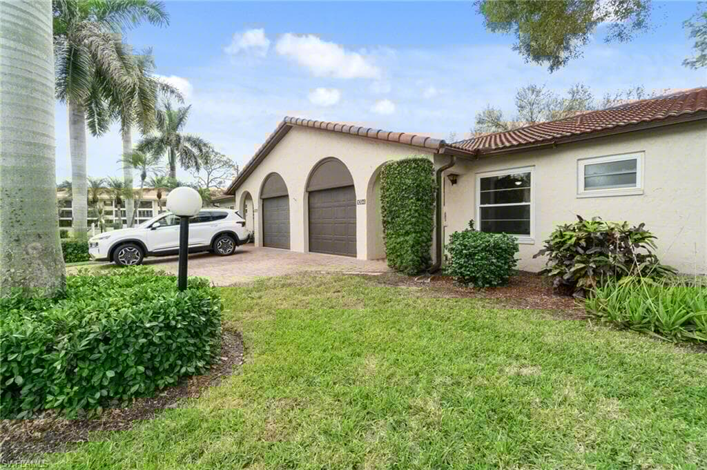 1094 Forest Lakes Dr, Naples, FL 34105-2