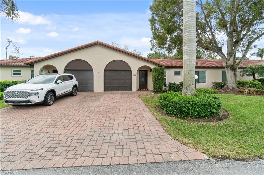 1094 Forest Lakes Dr, Naples, FL 34105-3