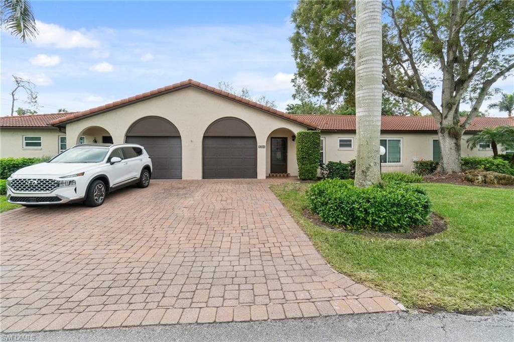 1094 Forest Lakes Dr, Naples, FL 34105-3