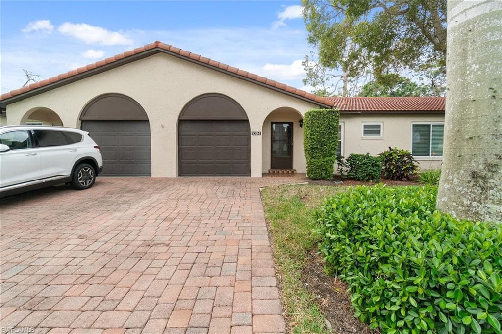 1094 Forest Lakes Dr, Naples, FL 34105-4