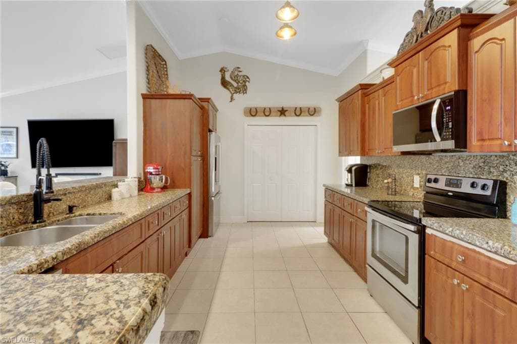 2610 10th Ave SE, Naples, FL 34117-9