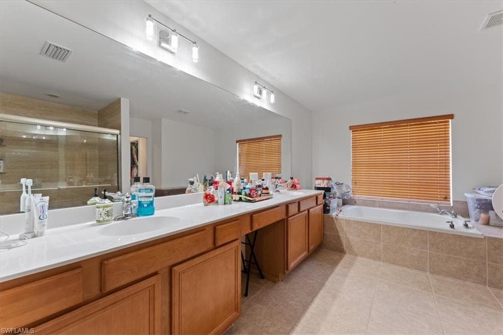 2082 Sagebrush Cir, Naples, FL 34120-32