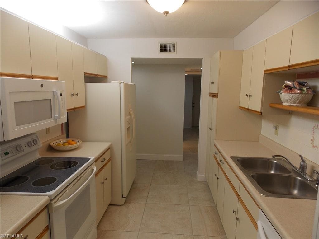 2107 Tama Cir 101, Naples, FL 34112-9