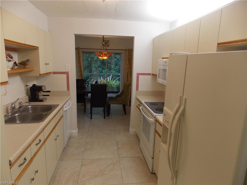 2107 Tama Cir 101, Naples, FL 34112-10