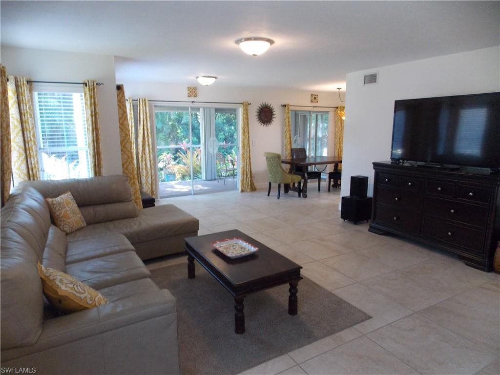 2107 Tama Cir 101, Naples, FL 34112-5