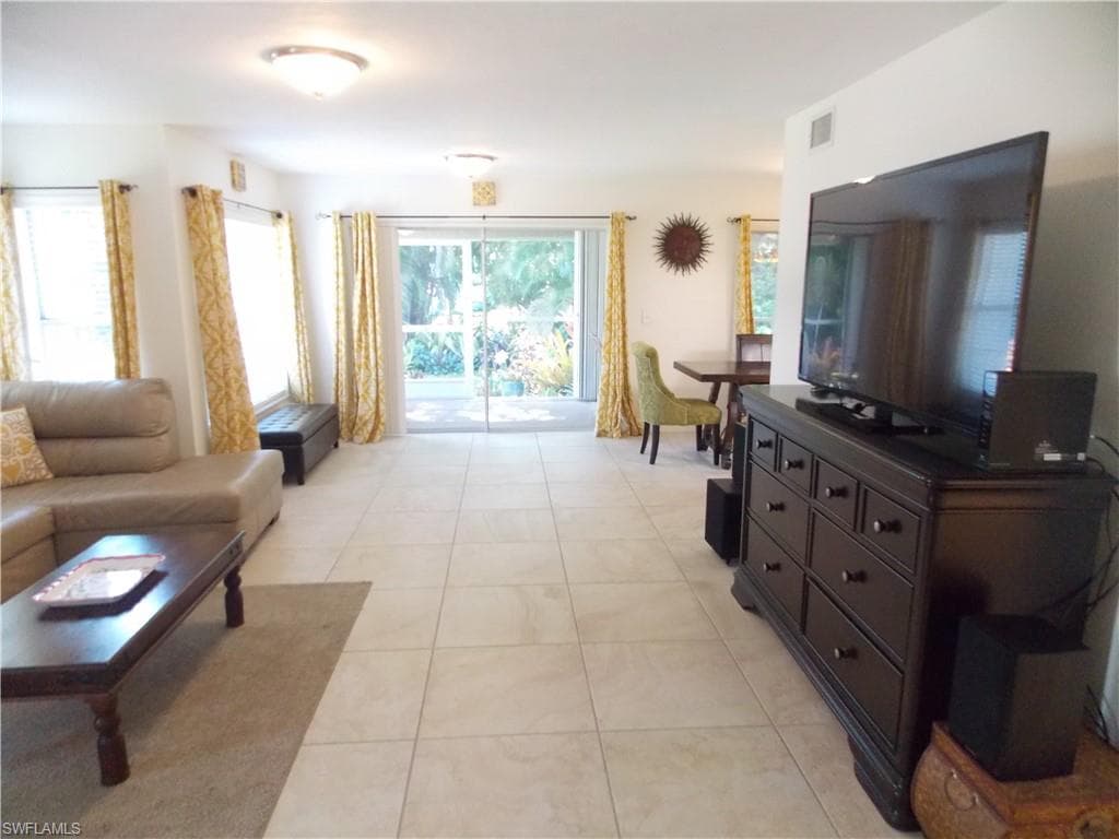 2107 Tama Cir 101, Naples, FL 34112-6